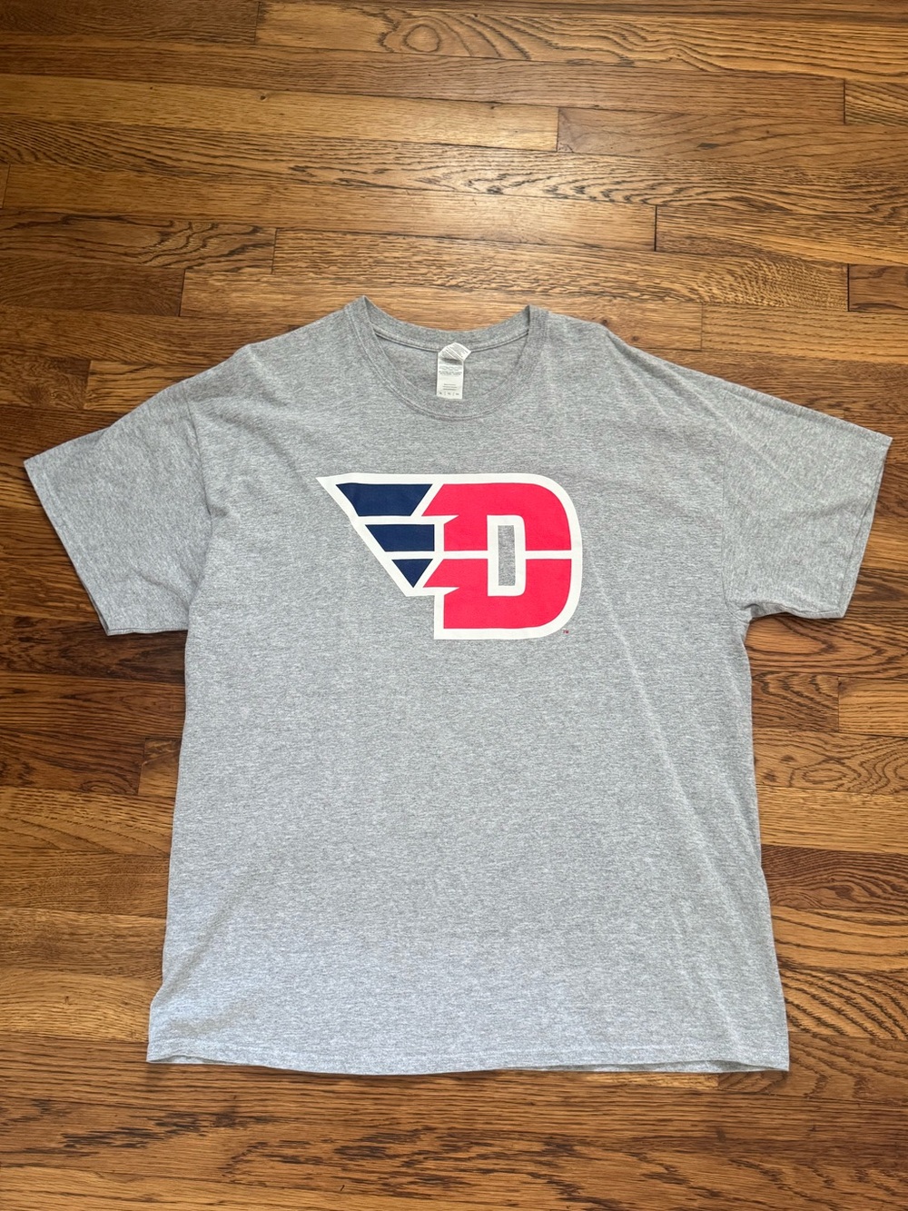 Gildan University of Dayton Tee, size XL